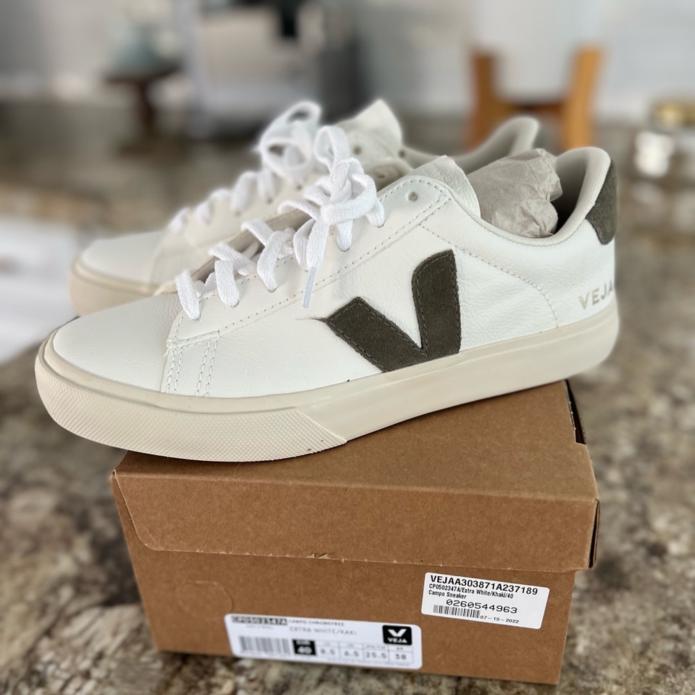 Veja Campo sneakers, NEW, size 8.5 / 40, white,Khaki/green logo. Brand NEW! CUTE